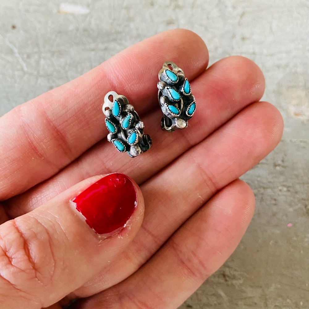 ♥️ Zuni ♥️ Vintage Sterling Silver & Turquoise Petit Point Clip Earrings